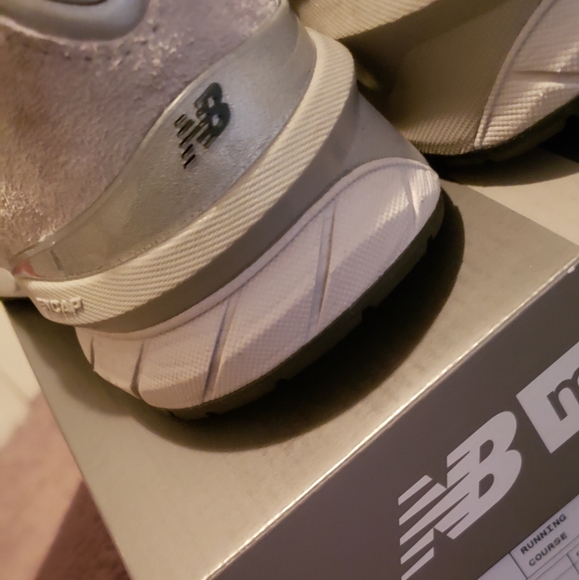 990 v5 men's 8.5 New Balance shoes - Picture 6 of 7